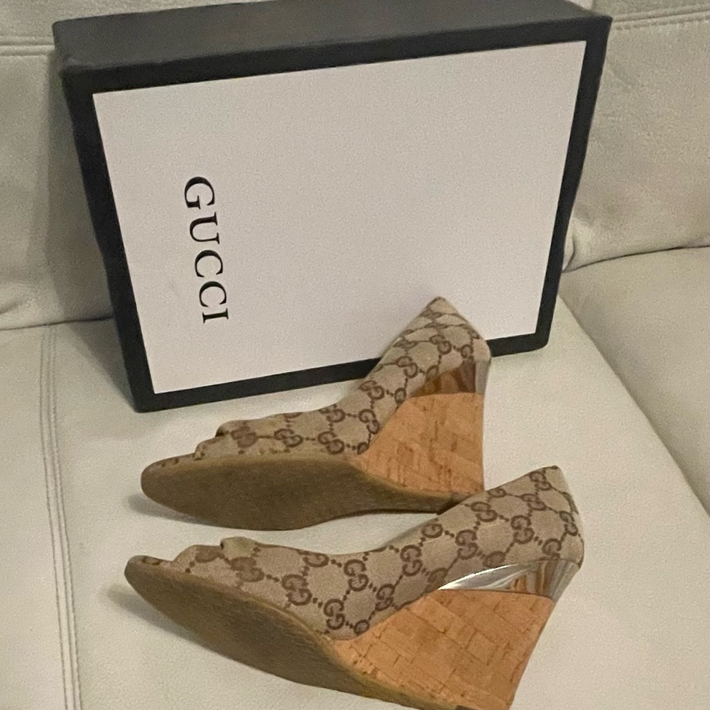 Gucci Monogram Beige GG Canvas Peep-Toe Pumps with Bow - Picture 7 of 14